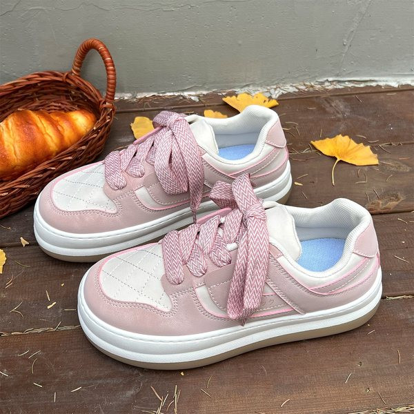 Új tornacipő modell színes nyakkendőkkel