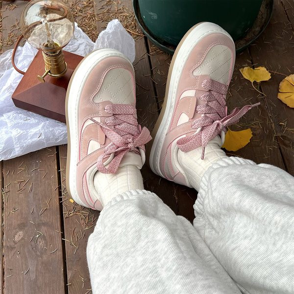 Új tornacipő modell színes nyakkendőkkel