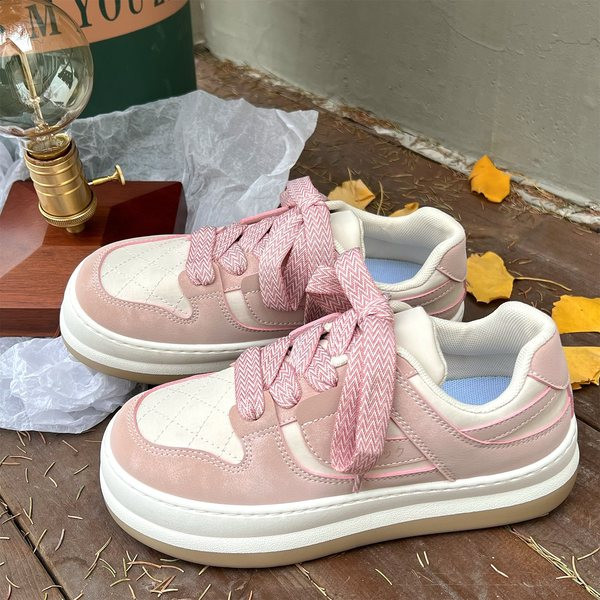 Új tornacipő modell színes nyakkendőkkel