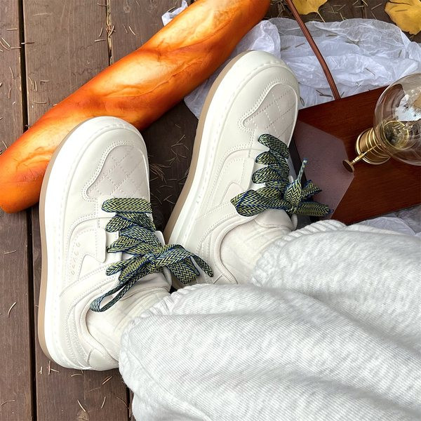 Új tornacipő modell színes nyakkendőkkel