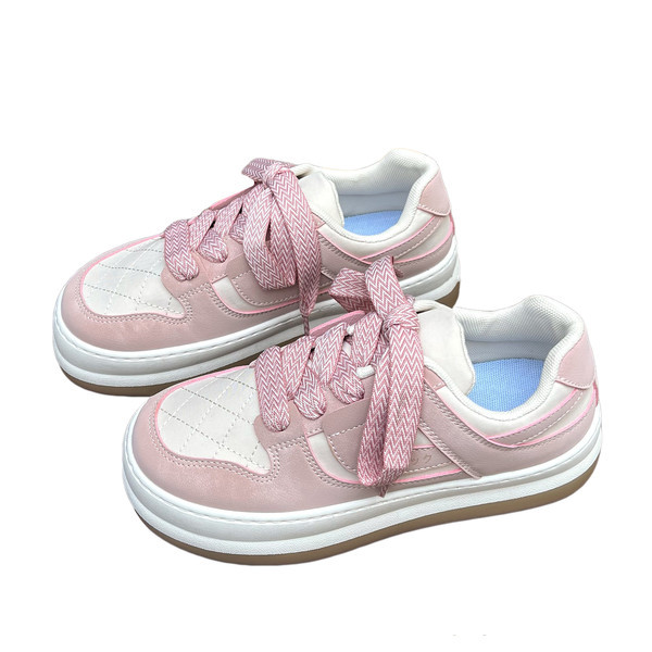 Új tornacipő modell színes nyakkendőkkel