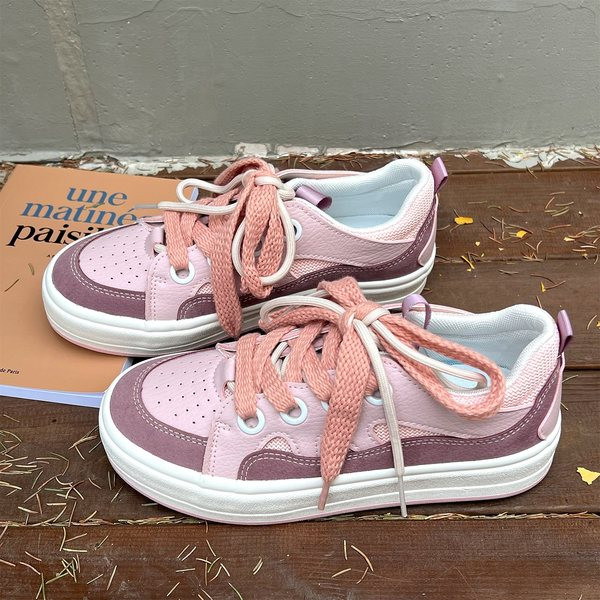 Naiste tossud paelte ja lameda tallaga - kahte värvi