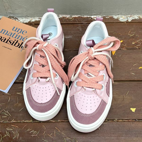 Naiste tossud paelte ja lameda tallaga - kahte värvi