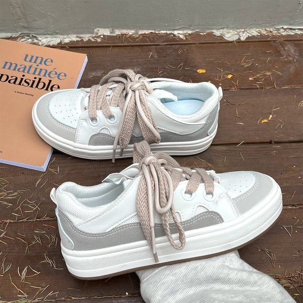 Naiste tossud paelte ja lameda tallaga - kahte värvi