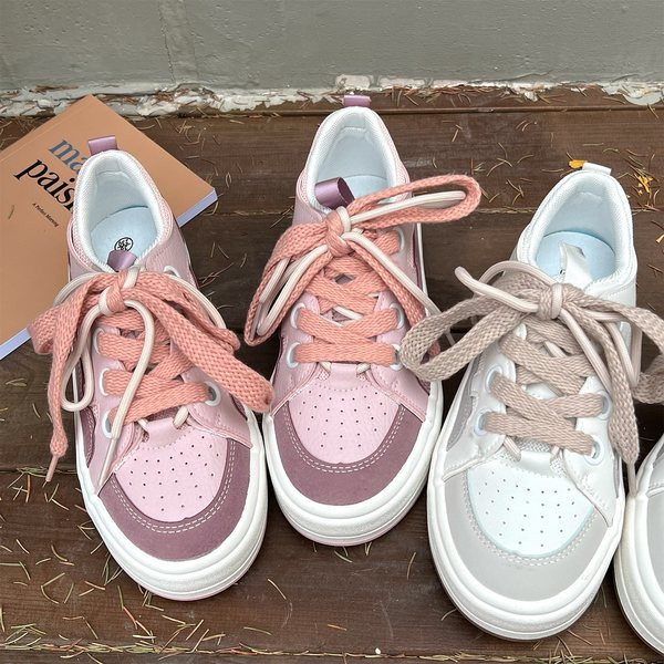 Naiste tossud paelte ja lameda tallaga - kahte värvi