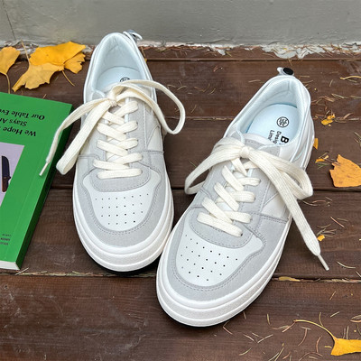 Naiste valged ja mustad tossud lipsudega