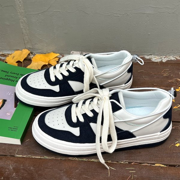 Naiste valged ja mustad tossud lipsudega