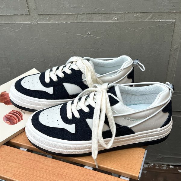 Naiste valged ja mustad tossud lipsudega