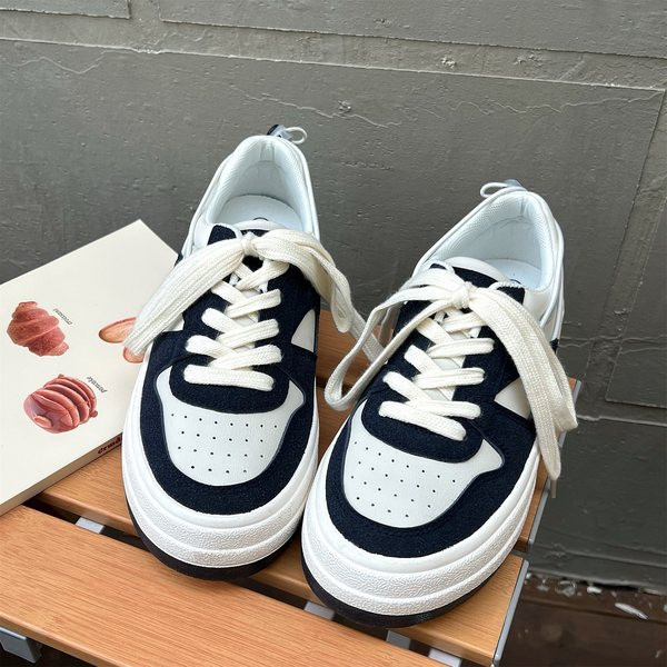 Naiste valged ja mustad tossud lipsudega