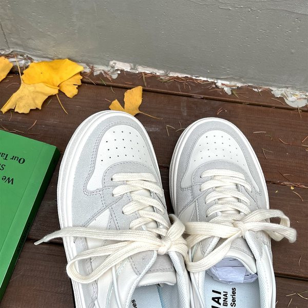 Naiste valged ja mustad tossud lipsudega