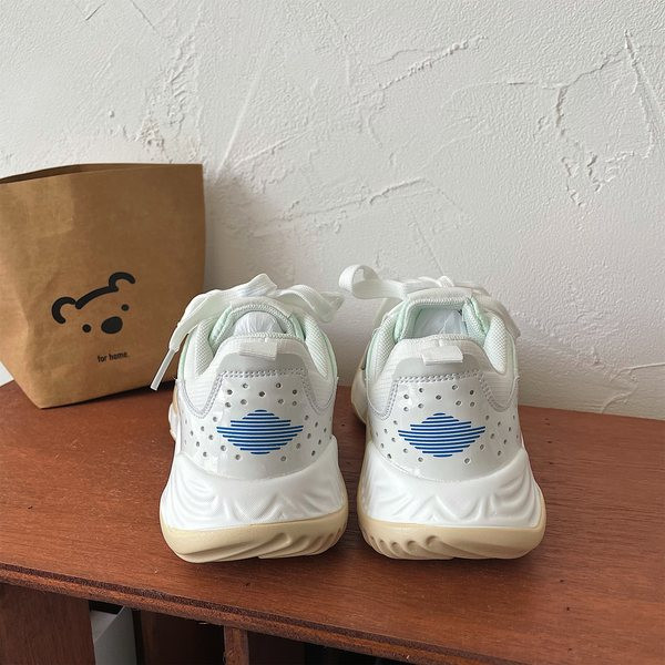 Naiste paeltega sporditossud