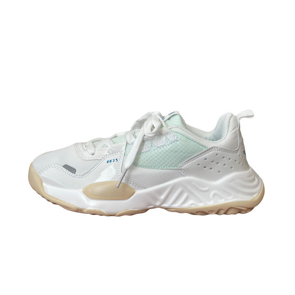 Naiste paeltega sporditossud