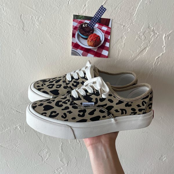 Ежедневни дамски кецове- с връзки и равна подметка