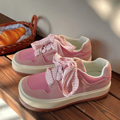 Naiste moodsad ökoseemisnahast tossud lõuendist lipsudega