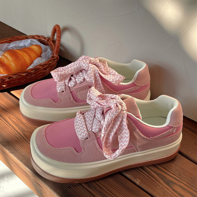 Naiste moodsad ökoseemisnahast tossud lõuendist lipsudega