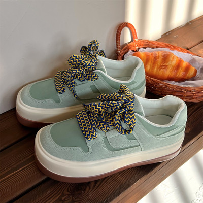 Naiste moodsad ökoseemisnahast tossud lõuendist lipsudega