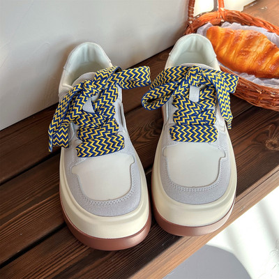 Naiste moodsad ökoseemisnahast tossud lõuendist lipsudega