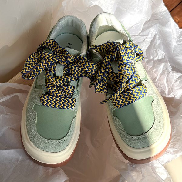 Naiste moodsad ökoseemisnahast tossud lõuendist lipsudega