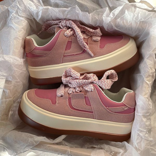 Naiste moodsad ökoseemisnahast tossud lõuendist lipsudega