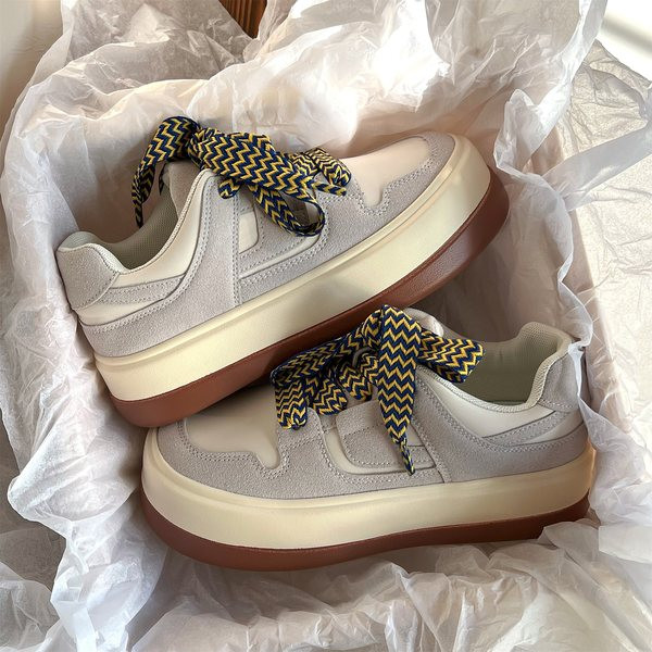 Naiste moodsad ökoseemisnahast tossud lõuendist lipsudega