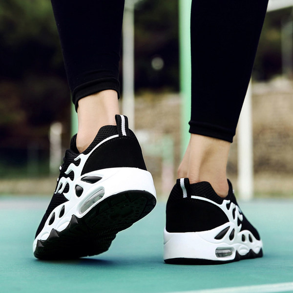 Musta värvi paeltega meeste tossud