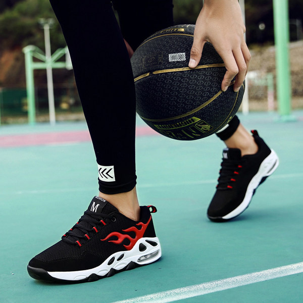 Musta värvi paeltega meeste tossud