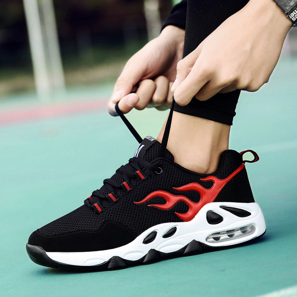 Musta värvi paeltega meeste tossud