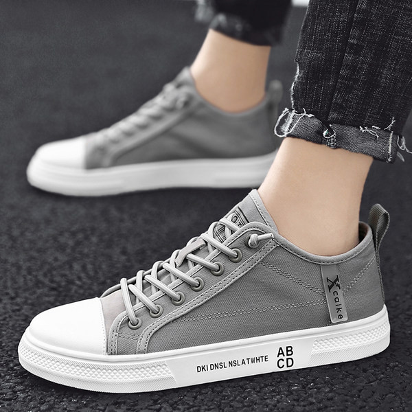 Meeste lõuendist tossud kirja ja lipsudega