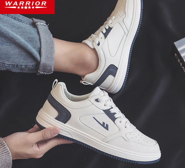 Спортни мъжки маратонки с равна подметка и връзки