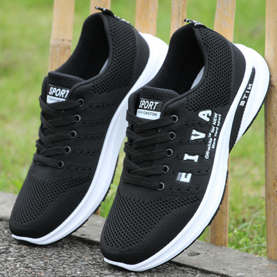 Kelių spalvų vyriški sportbačiai su raišteliais