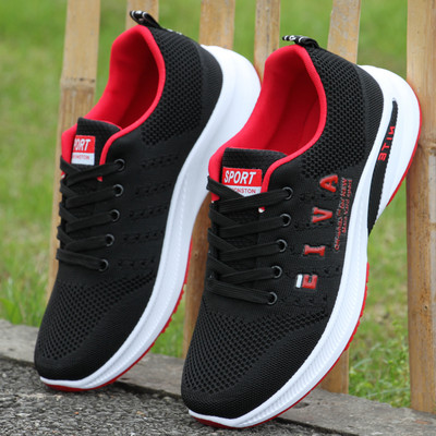 Kelių spalvų vyriški sportbačiai su raišteliais