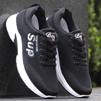 Kelių spalvų vyriški sportbačiai su raišteliais