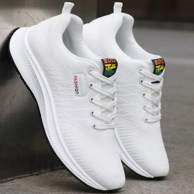 Kelių spalvų vyriški sportbačiai su raišteliais