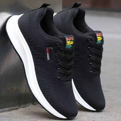 Kelių spalvų vyriški sportbačiai su raišteliais