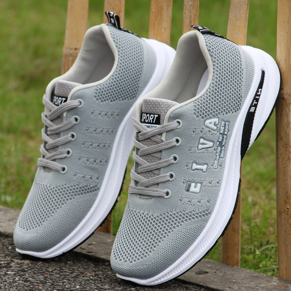 Kelių spalvų vyriški sportbačiai su raišteliais