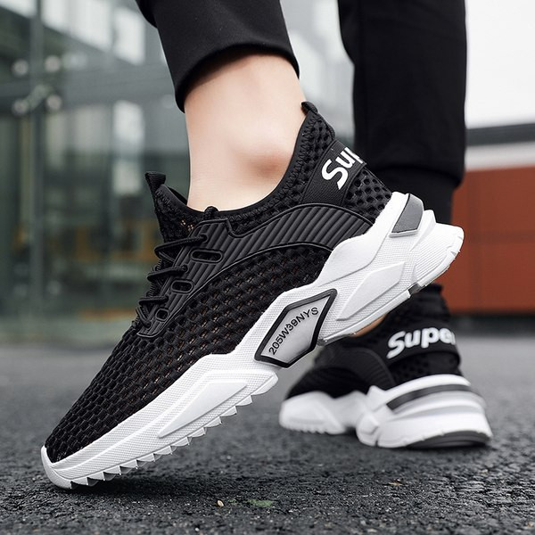 Tekstiilvõrgust mitmes värvitoonis paeltega tossud