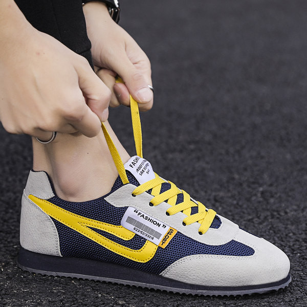 Tavaszi-nyári tornacipő új modellje emblémával