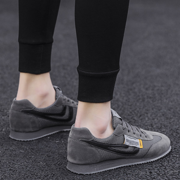 Tavaszi-nyári tornacipő új modellje emblémával