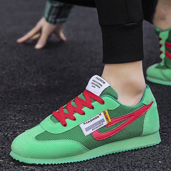 Tavaszi-nyári tornacipő új modellje emblémával