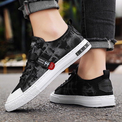 Ανδρικά sneakers με επίπεδη σόλα σε τρία χρώματα και επίπεδη σόλα