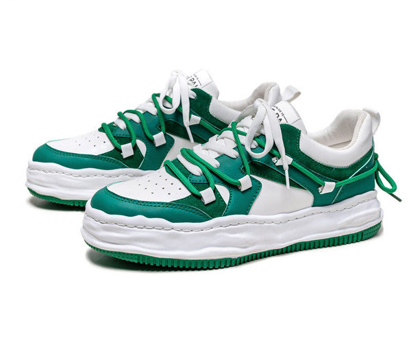 Modern férfi tornacipő lapos, nem szabványos talppal