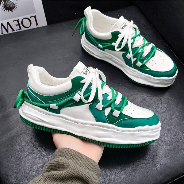 Modern férfi tornacipő lapos, nem szabványos talppal