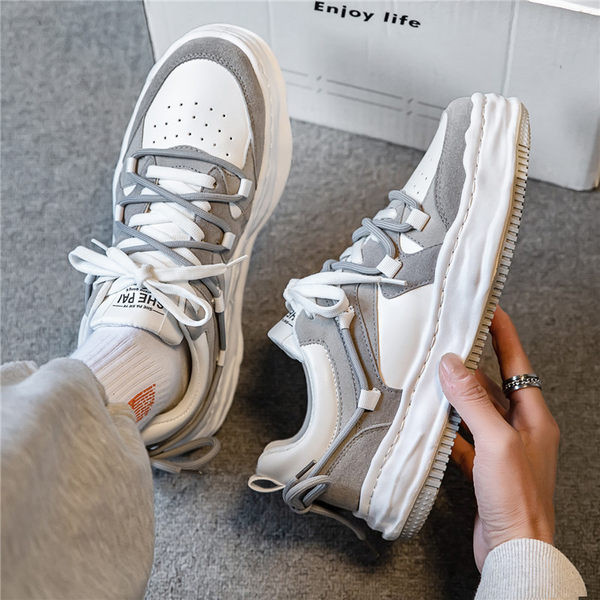 Modern férfi tornacipő lapos, nem szabványos talppal