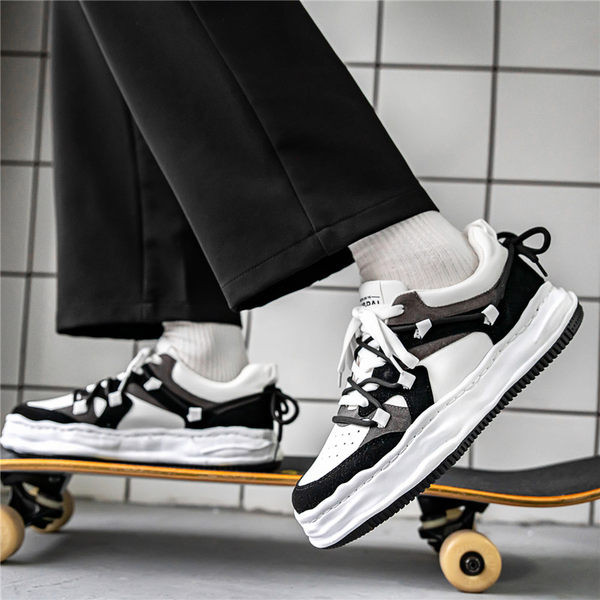 Modern férfi tornacipő lapos, nem szabványos talppal