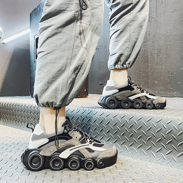 Kareda tallaga värviliste meeste tossude uus mudel