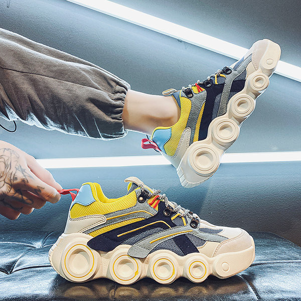 Kareda tallaga värviliste meeste tossude uus mudel