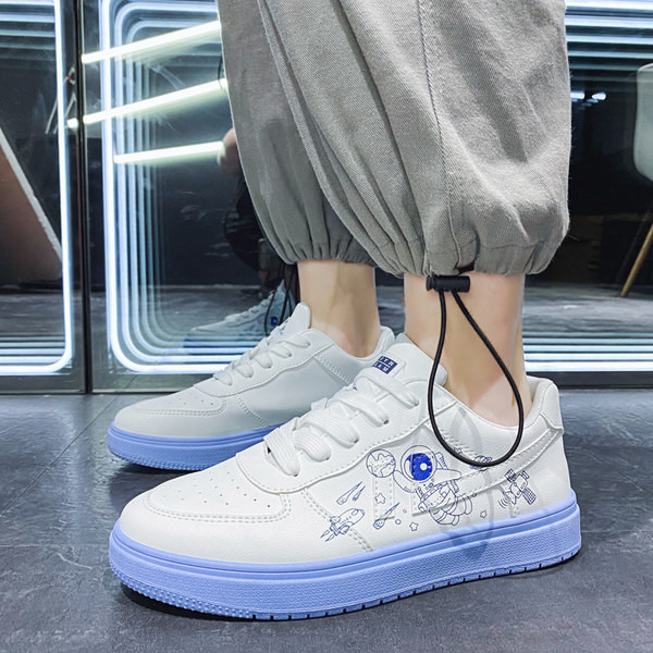 Cipős, kék talpú tornacipő