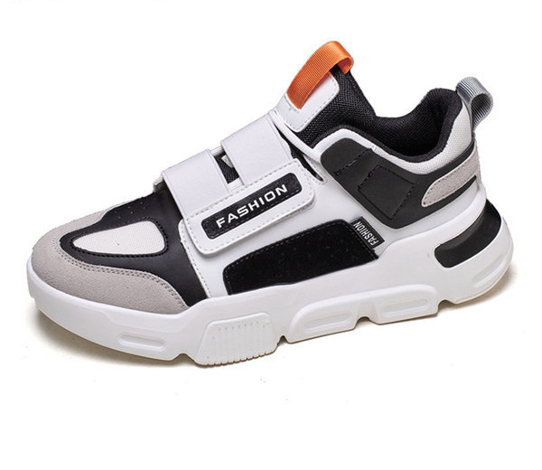 Kolmes värvitoonis kleebistega meeste tossud