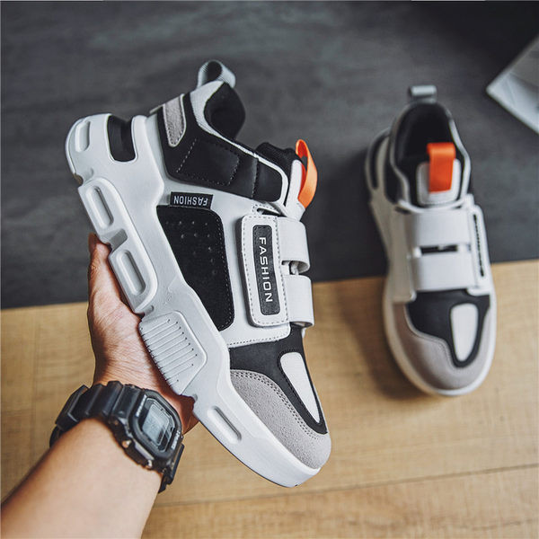 Kolmes värvitoonis kleebistega meeste tossud