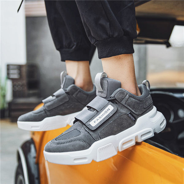 Kolmes värvitoonis kleebistega meeste tossud